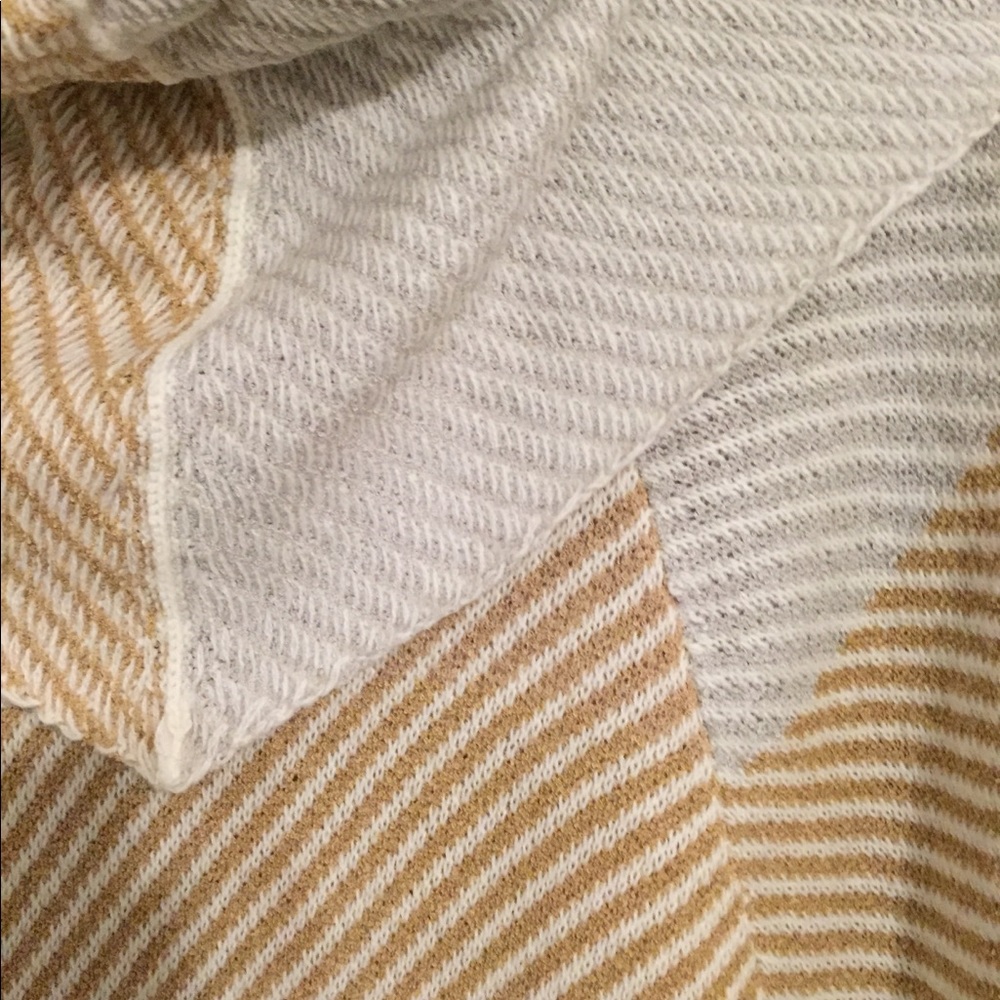 Poncho - Picture 4 of 5